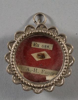 une photo d'un pendentif sur lequel figure le portrait d'une personne