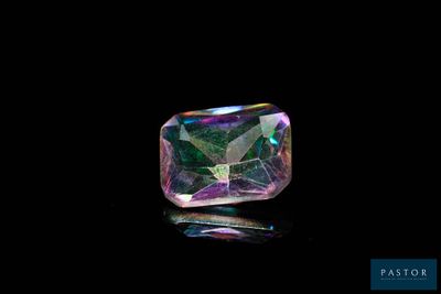 des tourmalines roses et vertes sur fond noir