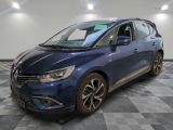 une voiture bleue garée dans un garage au sol en damier