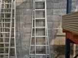 de nombreuses échelles appuyées contre un mur