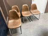 trois chaises alignées contre un mur