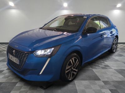 une voiture bleue garée dans un garage au sol en damier