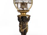 une image représentant une statue d'un homme tenant un globe terrestre sur la tête