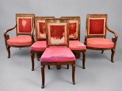 trois chaises avec des coussins roses, sur lesquelles est posé un coussin rouge