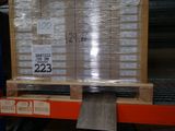 une palette chargée de nombreux cartons dans un entrepôt