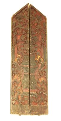 une vieille porte en métal ornée d'un motif