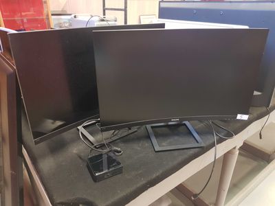 deux écrans d'ordinateur posés sur une table