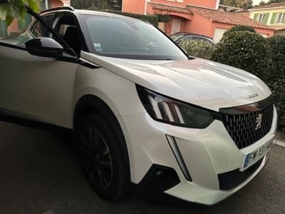la voiture blanche est garée sur le côté de la route