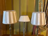 deux lampes posées sur une table en bois dans une pièce