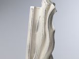 un vase blanc posé sur une table blanche
