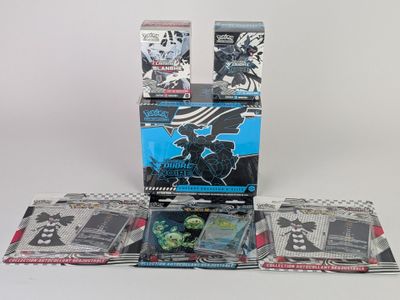 La boîte contient un assortiment de cartes et un étui de jeu