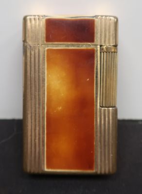 an image of a lighter sitting on top of a table