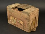 une vieille boîte en bois contenant un distributeur de mouchoirs