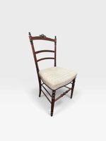 Paire de chaises légères en bois naturel mouluré et sculpté … (photo 2)
