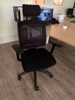 un bureau avec une chaise et un ordinateur dessus