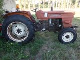 un petit tracteur garé dans l'herbe