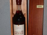 une bouteille d'alcool dans un coffret en bois posé sur une table