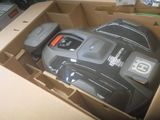 une boîte avec une télécommande à l'intérieur