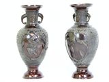 deux vases posés côte à côte sur une table