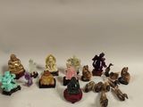 de nombreuses figurines posées sur une table