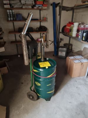 une photo d'un garage avec un réservoir d'essence et un diable