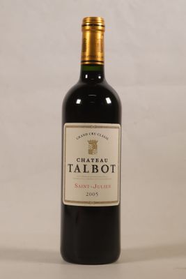 une bouteille de vin posée sur une table