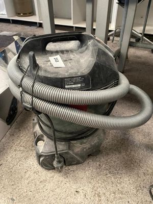 un aspirateur posé sur le sol de la pièce