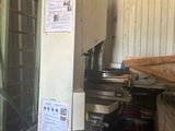 une photo d'un coin cuisine avec une cuisinière et un réfrigérateur