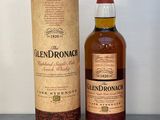 le whisky single malt écossais Glendronach, présenté dans une boîte en carton, à côté d'une autre boîte en carton