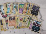 beaucoup de cartes pokemon sur la table