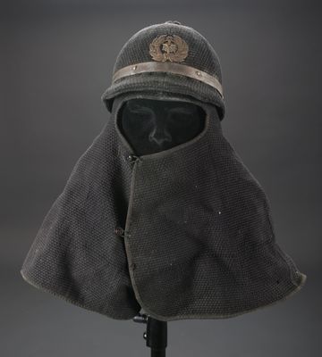 une image représentant un casque posé au sommet d'un poteau métallique