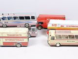 cinq petits bus et un bus sur un fond blanc