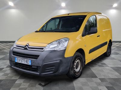 La camionnette jaune est garée dans une pièce dont le sol est en damier.