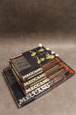 trois livres empilés sur une table