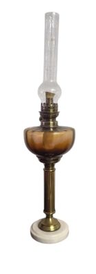 une petite lampe à huile posée sur une table