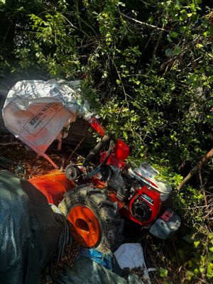 un tas d'ordures par terre, à côté d'une borne d'incendie