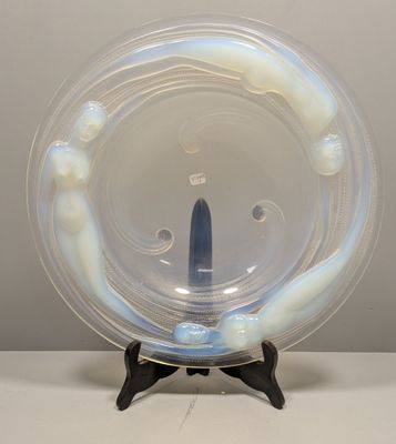 une plaque de verre sur laquelle est représenté un visage, posée sur un socle
