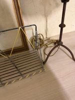Lot comprenant une lampe à piètement en fer, une étagère mur… (photo 4)
