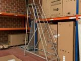 une échelle posée devant un tas de cartons