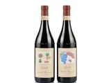 deux bouteilles de vin rouge posées l'une à côté de l'autre sur une surface blanche