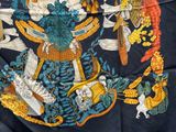 une image représentant une écharpe bleue et jaune ornée d'oiseaux et de fleurs