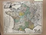 une vieille carte de la France encadrée, posée sur une table