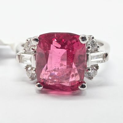 une photo d'une bague en tourmaline rose et diamants sur fond blanc