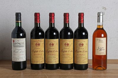 six bouteilles de vin sont alignées sur une table en bois