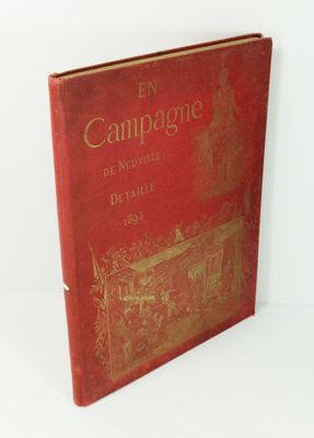 un vieux livre rouge posé sur une table à côté d'un mur blanc