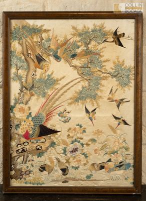 une photo représentant un tableau encadré représentant des oiseaux et des fleurs accroché au mur