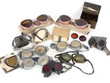 de nombreuses paires de lunettes de soleil posées sur une table