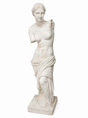 statue en marbre représentant une femme tenant une fleur dans la main droite