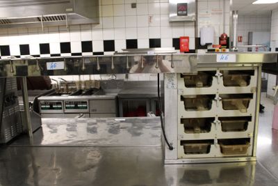 une image d'une cuisine commerciale avec beaucoup d'espace de travail