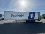un camion semi-remorque garé dans un parking